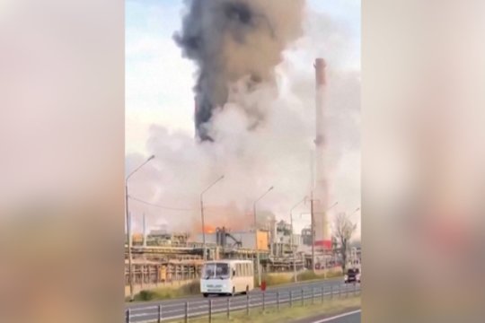Viena didžiausių naftos gamyklų Rusijoje skendi liepsnose: skelbia – gaisras kilo ne dėl Ukrainos dronų