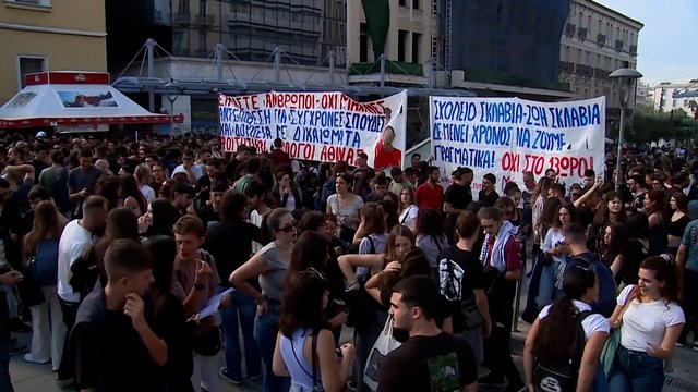 Prieš naują darbo reformą Graikijoje sukilo tūkstančiai darbuotojų: kaltina teisių pažeidimu