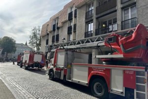 Vilniaus senamiestyje iš daugiabučio ėmė plūsti dūmai: atvyko nemažos ugniagesių pajėgos