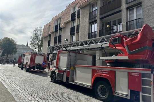 Vilniaus senamiestyje iš daugiabučio ėmė plūsti dūmai: atvyko nemažos ugniagesių pajėgos