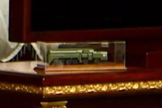 Ant A. Lukašenkos stalo – nedidelis, bet grėsmingas simbolis