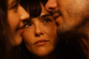 Kad nufilmuotų vieną juostos „Lovos trikampis“ sceną, aktorių trijulei teko bučiuotis net 6 valandas