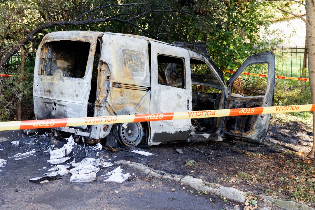  Sudegęs automobilis.<br> T.Bauro nuotr.