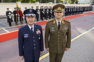 Lietuvoje oficialiu vizitu lankosi Japonijos kariuomenės vadas generolas H. Uchikura