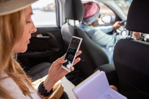 Pažangi technologija prabilo lietuviškai: įrenginiai pakeis keliones ir bendravimą su užsieniečiais