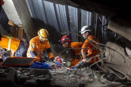 Indonezijoje po mokyklos griūties tęsiami gelbėjimo darbai: iš griuvėsių spąstų ištraukti penki žmonės