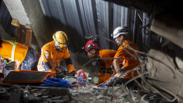 Indonezijoje po mokyklos griūties tęsiami gelbėjimo darbai: iš griuvėsių spąstų ištraukti penki žmonės