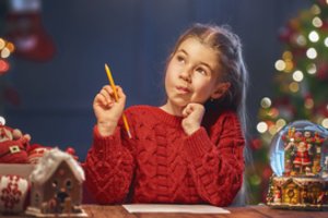 Vaikų kalėdinių dovanų sąrašai brangsta: pageidauja net „Dior“ ir „Gucci“