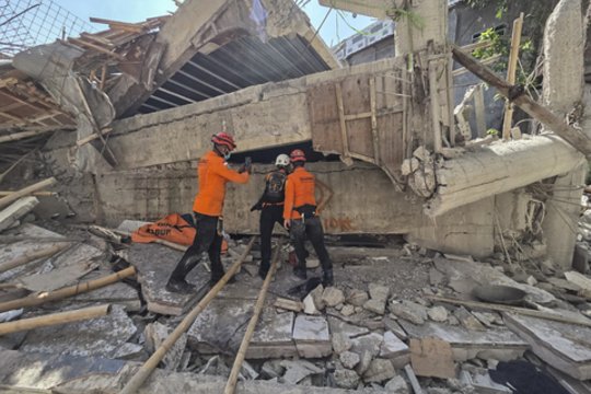 Indonezijoje sugriuvus mokyklai, rasti gyvųjų nebesitikima