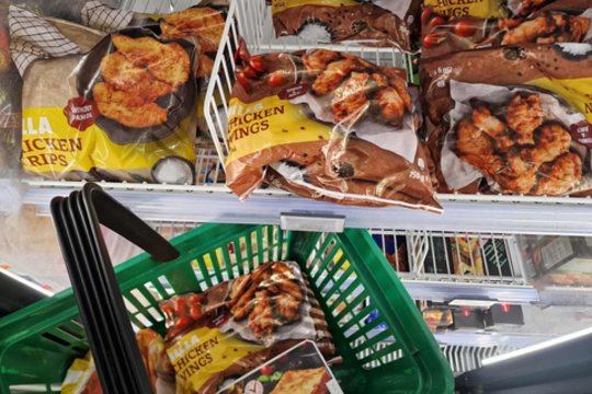 Nenustebkite, jei prie šaldiklių „Iki“ matysite spūstis – „Iki“ šaldytai produkcijai paskelbė nuolaidas net iki 50 proc.