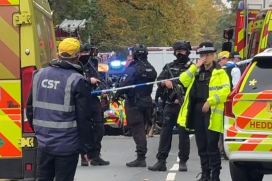 Prie sinagogos Mančesteryje – kruvinas incidentas: automobilis įvažiavo į minią, vienam durta peiliu