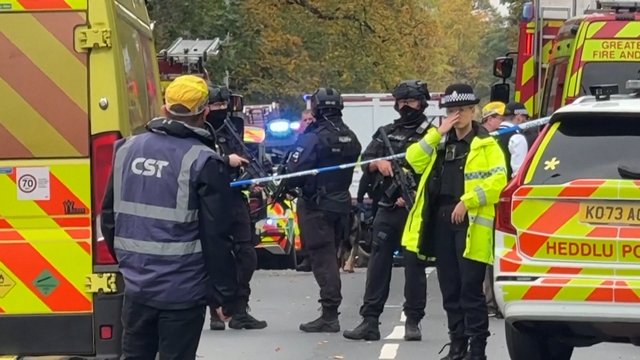 Prie sinagogos Mančesteryje – kruvinas incidentas: automobilis įvažiavo į minią, vienam durta peiliu