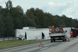 Sprogus padangai autostradoje greta Panevėžio apsivertė vilkikas