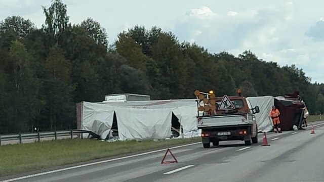 Autostradoje Vilnius–Panevėžys apsivertė vilkikas: užfiksuoti nelaimės vaizdai, eismas ribojamas