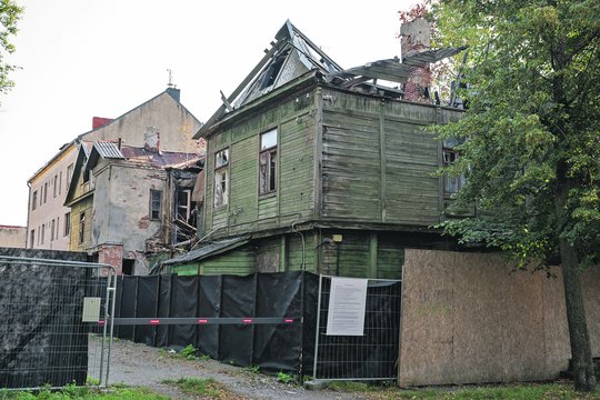 Dūmai virš Žaliakalnio: senasis Kaunas byra tiesiogine to žodžio prasme