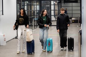 Š. Jasikevičiaus žmona A. Douka su vaikais pasirodė Kauno oro uoste: akį traukė nepriekaištinga išvaizda