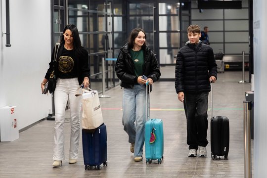 Š. Jasikevičiaus žmona A. Douka su vaikais pasirodė Kauno oro uoste: akį traukė nepriekaištinga išvaizda