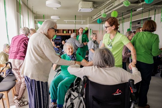 Senjorai susiorganizavo diskoteką – atgaivino jaunystę ir kvietė pažinčiai