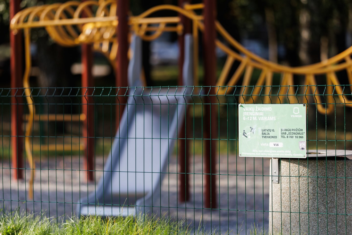 Sostinės Žvėryno rajone, šalia Boriso Nemcovo skvero, dar nuo 2017 metų veikia vaikų lauko žaidimų aikštelė, kuria itin patenkinti vietos gyventojai.<br>V.Skaraičio nuotr.
