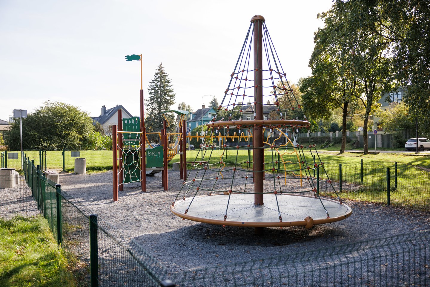 Sostinės Žvėryno rajone, šalia Boriso Nemcovo skvero, dar nuo 2017 metų veikia vaikų lauko žaidimų aikštelė, kuria itin patenkinti vietos gyventojai.<br>V.Skaraičio nuotr.