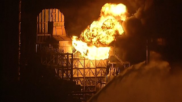 Sprogimas ir milžiniškos liepsnos – užsidegė naftos perdirbimo gamykla Kalifornijoje