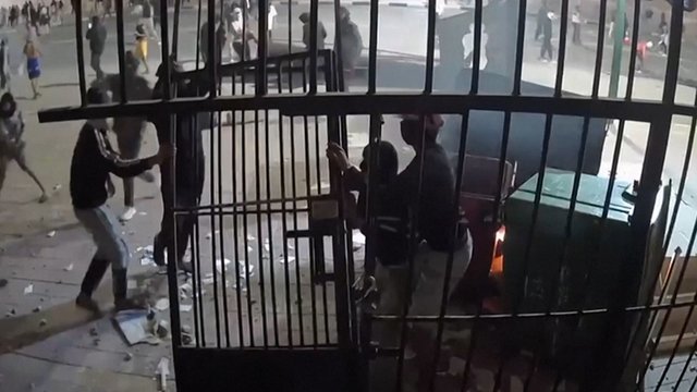 Siaubą keliantys vaizdai iš Maroko: šimtai užsipuolė saugumo postą, skelbia apie pirmąsias mirtis