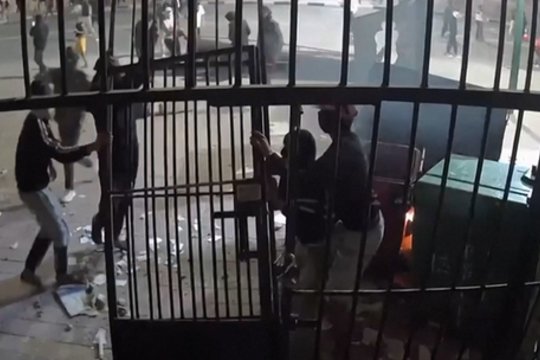 Siaubą keliantys vaizdai iš Maroko: šimtai užsipuolė saugumo postą, skelbia apie pirmąsias mirtis