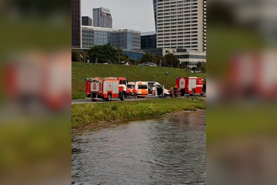 Per plauką nuo nelaimės: Vilniaus centre užfiksavo žaibišką gelbėjimo operaciją