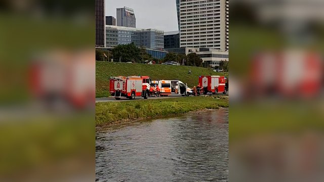 Per plauką nuo nelaimės: Vilniaus centre užfiksavo žaibišką gelbėjimo operaciją