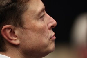 Nemalonumai „Teslai“: sulaukė ieškinio iš visureigyje „Cybertruck“ žuvusios merginos tėvų