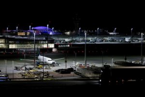 Vokietijos oro uoste – vėl trikdžiai: pastebėti neaiškūs dronai, įspėti keleiviai