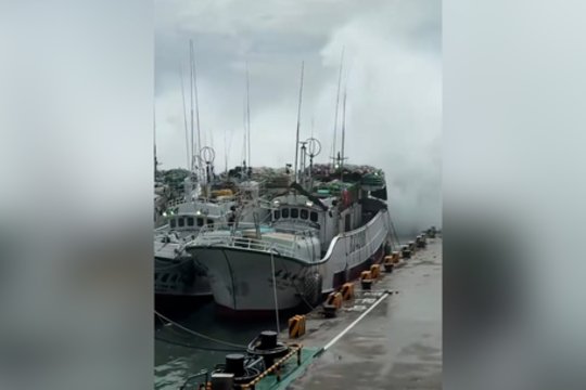 Tokių vaizdų dažnai neišvysi: JK ir Airiją negailestingai siaubia didžiulė audra, vėjas siekia 160 km/h 