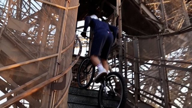 Pamatykite: dviratininkas užvažiavo į Prancūzijos Eifelio bokštą dviračiu ir pagerino rekordą