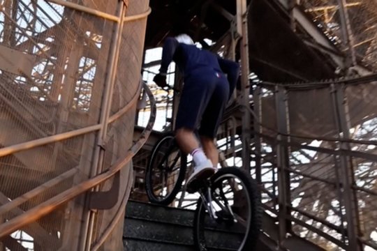 Pamatykite: dviratininkas užvažiavo į Prancūzijos Eifelio bokštą dviračiu ir pagerino rekordą