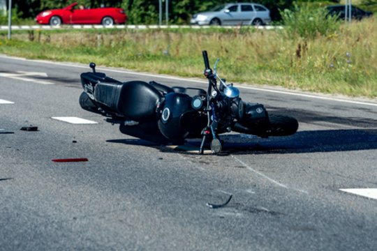 Motociklininkų šventė Kaune: vienas susidūrė su automobiliu, kitas krito lygiame kelyje