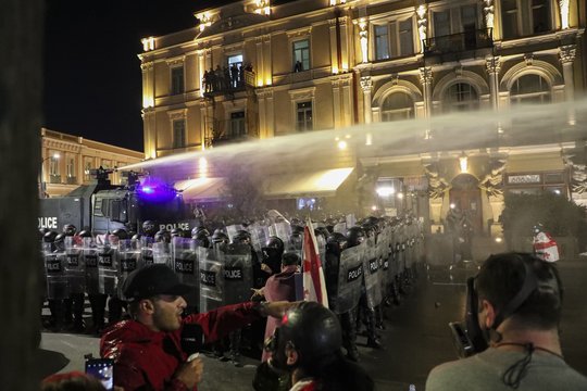 Dešimttūkstantinės minios protestai Sakartvele peraugo į susirėmimus su policija