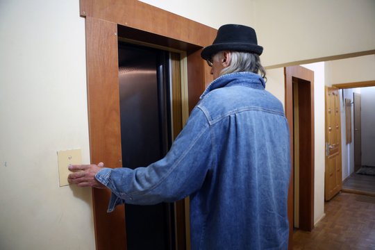 Jurbarko ligoninės rūsyje užstrigo liftas su žmonėmis, duris atidarė gelbėtojai