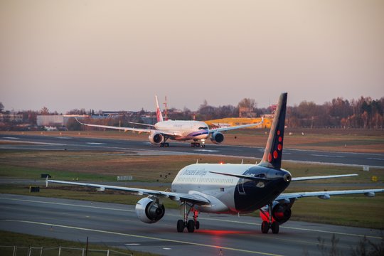 Po sustabdytų skrydžių ir uždarytos oro erdvės Vilniaus oro uoste – skelbia, kodėl taip nutiko 