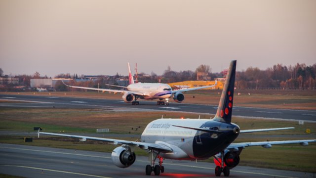 Po sustabdytų skrydžių ir uždarytos oro erdvės Vilniaus oro uoste – skelbia, kodėl taip nutiko 