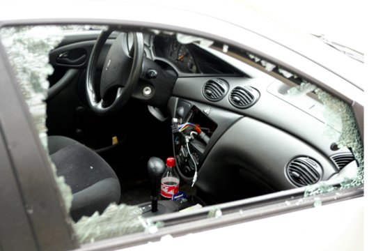Seniai negirdėtas nusikaltimas – Kaune iš automobilio išplėšta magnetola
