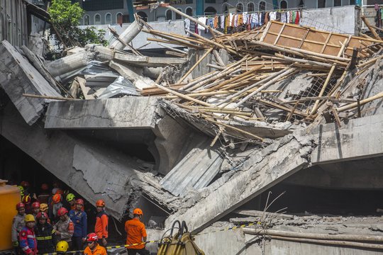 Aukų skaičius sugriuvus mokyklai Indonezijoje išaugo iki 36