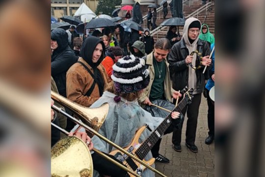 Pamatykite: su skambia muzika ir plakatais kultūros bendruomenė stoja prieš „Nemuno aušrą“