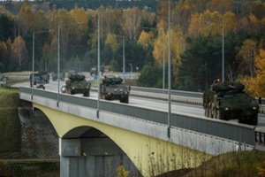 Prasidedant pratyboms, Lietuvos kariuomenė įspėja apie karinės technikos kolonų judėjimą