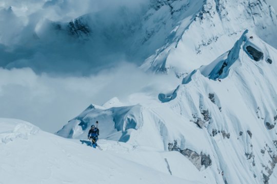 Gelbėjimo operacija ant Everesto kalno: sniego audra įkalino beveik tūkstantį žmonių