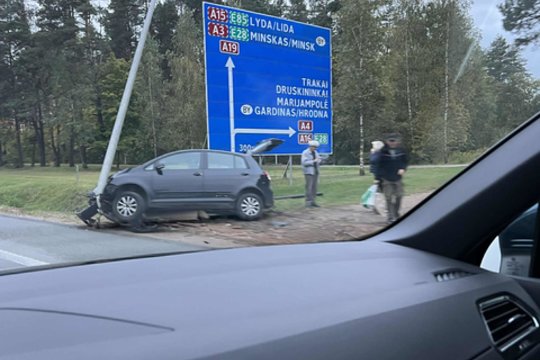 Vilniaus pakraštyje automobilis rėžėsi į stulpą