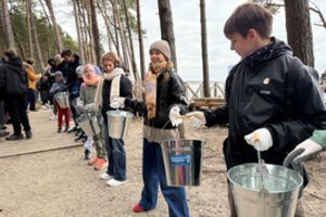 Rekordinė talka pajūryje: daugiau kaip 700 savanorių tvirtino Olando Kepurę