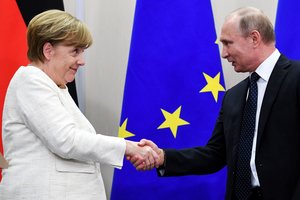 Po A. Merkel kaltinimų Baltijos šalims – aštri kritika atgal: „V. Putino Trojos arklys“
