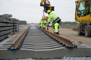 Pagaliau: nutiesė pirmuosius „Rail Baltica“ vėžės bėgius
