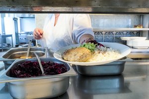 Neįtikėtina: kiaulienos kepsnys valgykloje – vos 36 centai, tačiau čia pakliūti gali toli gražu ne visi