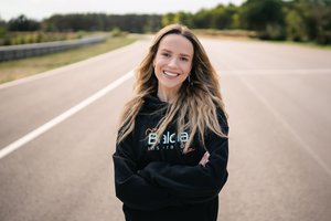 Komikė L. Dragūnaitė – apie vairavimo patirtis: „Per pirmuosius pasimatymus su sužadėtiniu automobilyje kalbėdavom valandų valandas“